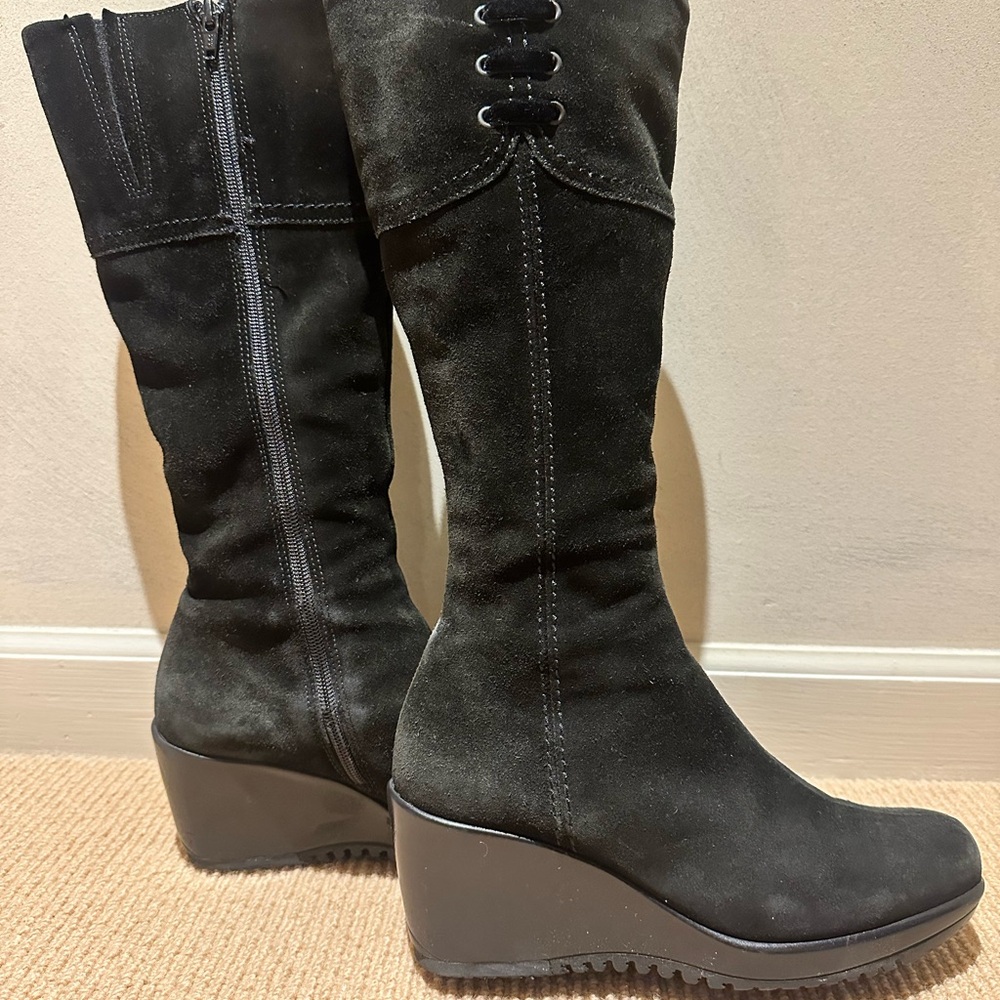La CANADIENNE Black Suede Wedge Boots